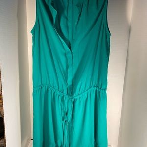 Beautiful, two tiered, sleeveless blouse. Bottom tier has two layers.